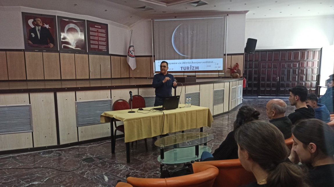 Flora Uzungöl Otel yöneticisi Serkan PEKEL' den 12.Sınıff Öğrencilerimize Girişimcilik Semineri